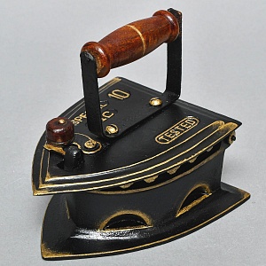 Коллекционный Старинный Угольный Чугунный Утюг Англия начало ХХ века.