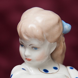 Фарфоровая Статуэтка «Девочка с курами» СССР ДФЗ Дулево -1956 год. 