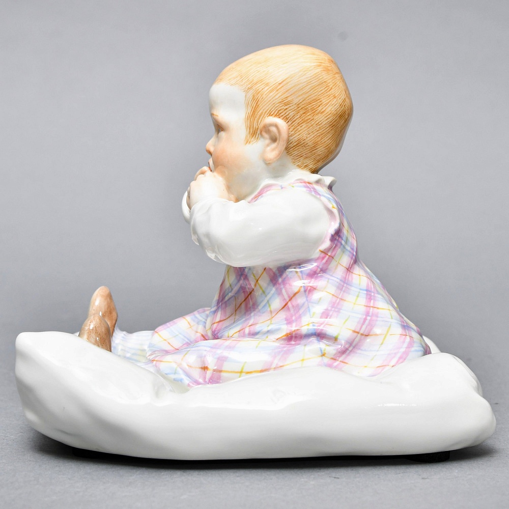 Коллекционная Фарфоровая статуэтка «Дети Хеншеля. Ребёнок, сидящий на подушке», Meissen Германия. 