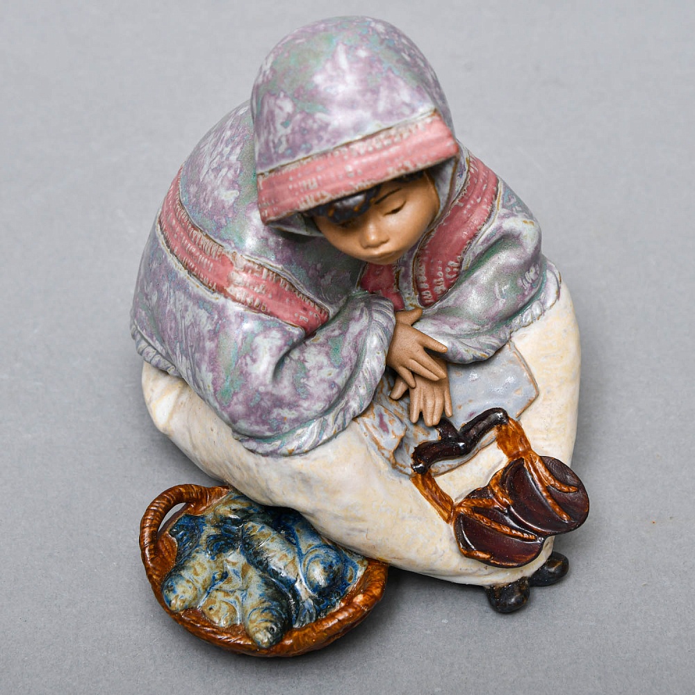 Коллекционная Фарфоровая статуэтка «Мальчик - продавец рыбы» серия Грес, Lladro Испания.