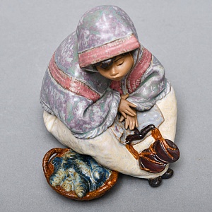 Коллекционная Фарфоровая статуэтка «Мальчик - продавец рыбы» серия Грес, Lladro Испания.