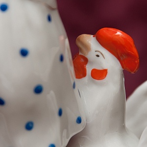 Фарфоровая Статуэтка «Девочка с курами» СССР ДФЗ Дулево -1956 год. 