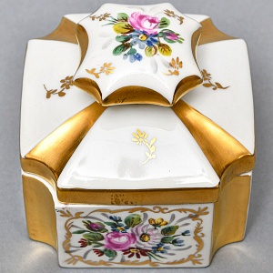 Антикварный Парфюмерный набор - три Флакона и Шкатулка, Limoges Франция, конец XIX - начало ХХ века. 