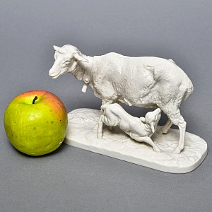 Коллекционная Фарфоровая статуэтка «Овца с ягненком», Nymphenburg Германия, середина ХХ века.