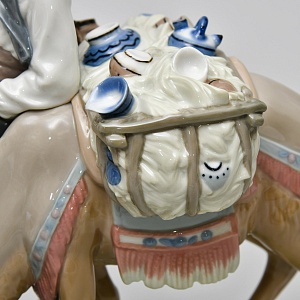 Коллекционная Фарфоровая статуэтка «Продавец фарфора»,  Lladro Испания - 1974 год.
