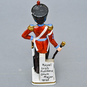 Коллекционная Фарфоровая статуэтка «Солдаты Британской армии. Тамбур - майор», SITZENDORF Германия.