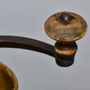 Деревянная Старинная Ручная Механическая Кофемолка - Мельница «GARANTIRT», Бельгия начало ХХ века.