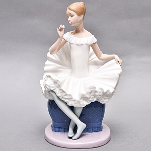 Коллекционная Фарфоровая статуэтка «Балерина в кресле с цветком», Nao by Lladro Испания.