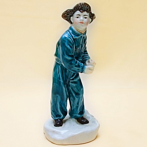 Коллекционная статуэтка «Мальчик со снежком», Фаянс ЗиК Конаково, СССР 50-е годы.