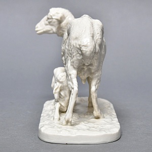 Коллекционная Фарфоровая статуэтка «Овца с ягненком», Nymphenburg Германия, середина ХХ века.