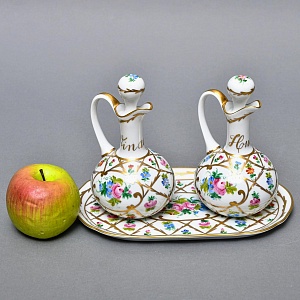 Винтажный Фарфоровый набор Два Соусника на подносе «Цветочная россыпь», Limoges Франция.