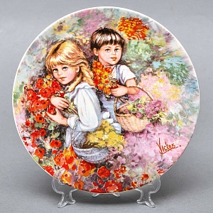 Коллекционная Фарфоровая тарелка «Детство. Наш сад», Wedgwood Англия - 1983 год. 