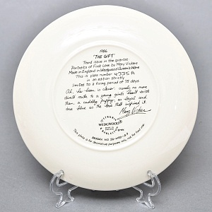 Коллекционная Фарфоровая тарелка «Девушка с щенком», Wedgwood Англия - 1987 год. 