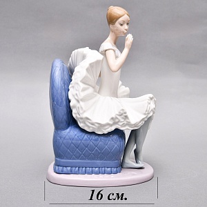 Коллекционная Фарфоровая статуэтка «Балерина в кресле с цветком», Nao by Lladro Испания.
