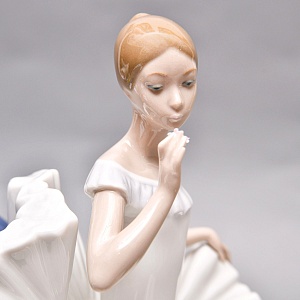 Коллекционная Фарфоровая статуэтка «Балерина в кресле с цветком», Nao by Lladro Испания.