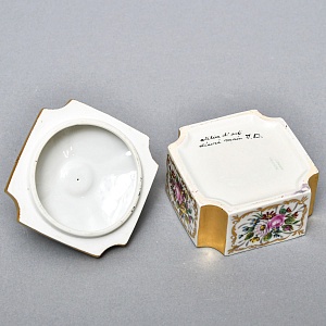 Антикварный Парфюмерный набор - три Флакона и Шкатулка, Limoges Франция, конец XIX - начало ХХ века. 