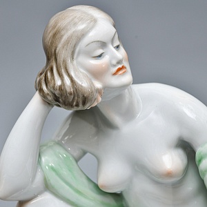 Коллекционная Фарфоровая статуэтка «Обнаженная девушка с зеркалом», HEREND Венгрия.