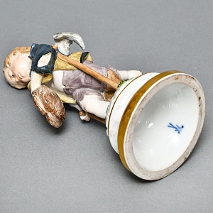 Антикварная Фарфоровая статуэтка «Купидон в образе нищего», Meissen Германия, начало ХХ века. 