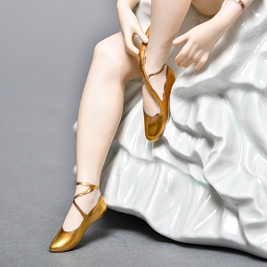 Коллекционная Фарфоровая Статуэтка «Балерина, завязывающая пуанты», WALLENDORF Германия.