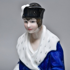 Антикварная фарфоровая статуэтка «Дама с горностаевой муфтой», Fraureuth Германия, 1919 - 1926 годы. 