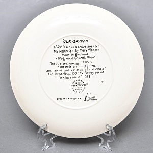 Коллекционная Фарфоровая тарелка «Детство. Наш сад», Wedgwood Англия - 1983 год. 
