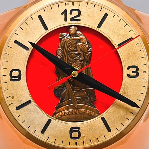 Памятные Кварцевые Настольные Часы «Звезда Победы - ХХХ лет» СССР - 1975 год. 