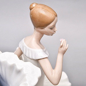 Коллекционная Фарфоровая статуэтка «Балерина в кресле с цветком», Nao by Lladro Испания.