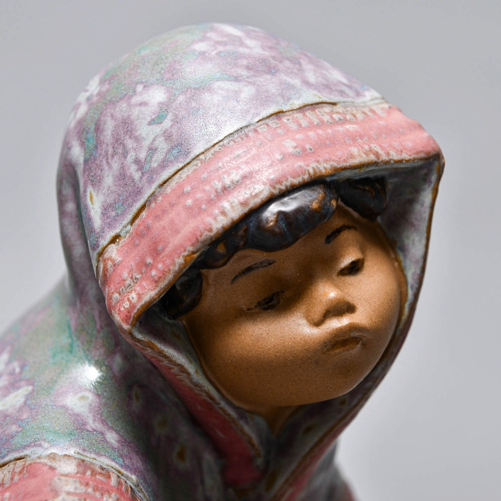 Коллекционная Фарфоровая статуэтка «Мальчик - продавец рыбы» серия Грес, Lladro Испания.