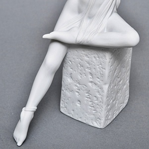 Коллекционная Фарфоровая статуэтка «Девушка, Знак Зодиака - Весы», Royal Copenhagen Дания.