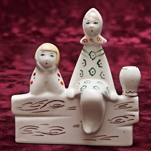 Фарфоровая статуэтка «На заборе», СССР Сысертский фарфоровый завод, 1960 - 1977 гг. 