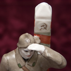 Агитационная Фарфоровая Статуэтка «Пограничник», ЛФЗ СССР -1930-е годы ХХ века.
