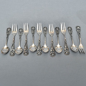 «Хильдесхаймская роза» - Сервировочный Набор Десертных Ложечек и Вилочек, Silverplate, Германия 60-е годы.