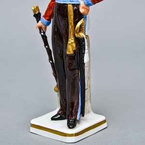 Коллекционная Фарфоровая статуэтка «Солдаты Британской армии. Тамбур - майор», SITZENDORF Германия.