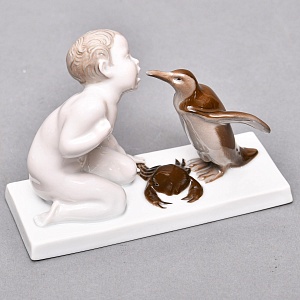 Антикварная Фарфоровая статуэтка «Мальчик, пингвин и краб», ROSENTHAL Германия, первая половина ХХ века.
