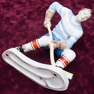 Редкость! Фарфоровая Статуэтка «Хоккеист» ROYAL DUX BOHEMIA, Чехословакия -50-е годы ХХ века.