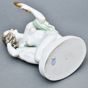 Коллекционная Фарфоровая статуэтка «Обнаженная девушка с зеркалом», HEREND Венгрия.