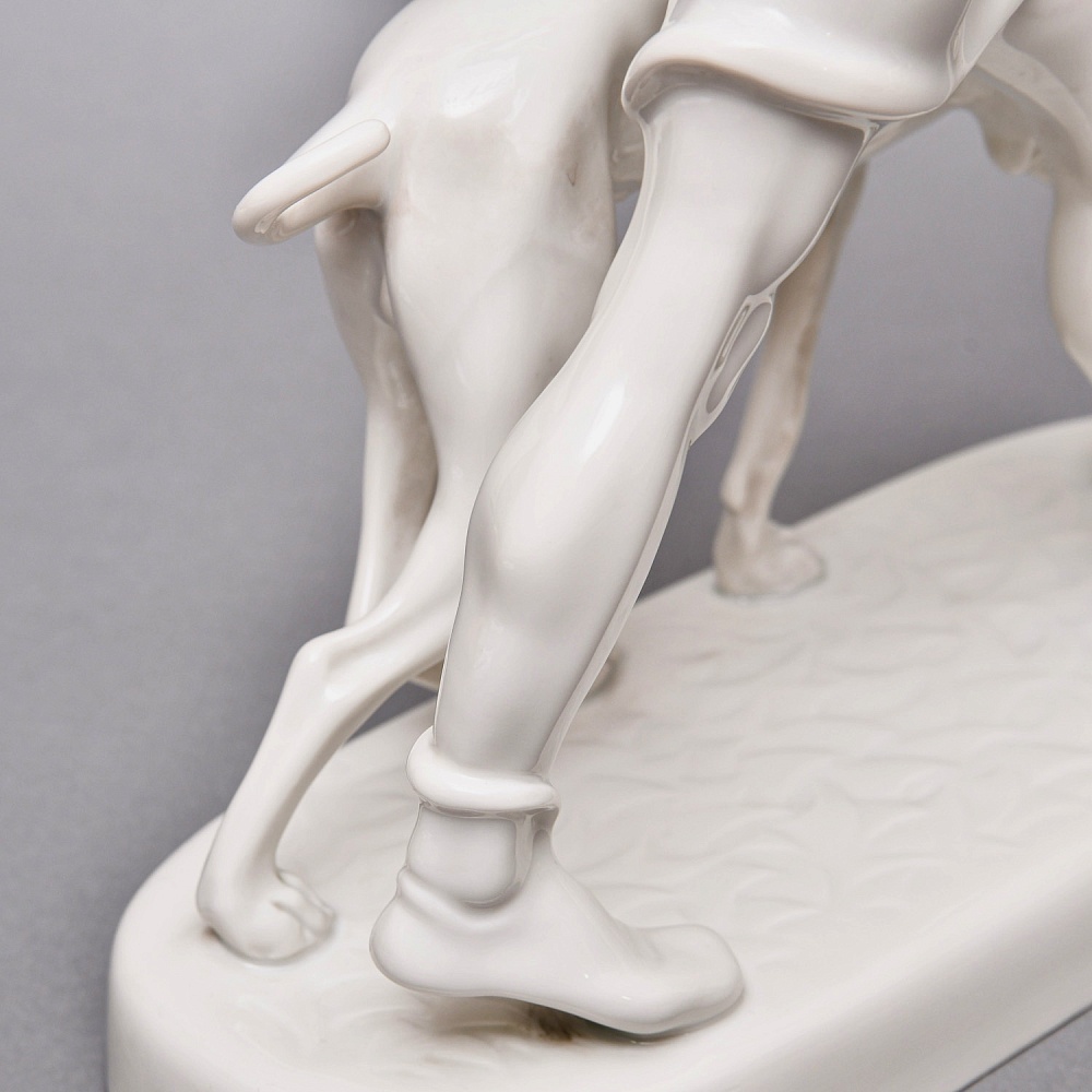 Антикварная Фаофоровая Статуэтка «Охотник с собакой», Wiener Porzellanmanufaktur Augarten, Австрия первая половина ХХ века.