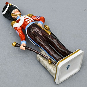 Коллекционная Фарфоровая статуэтка «Солдаты Британской армии. Тамбур - майор», SITZENDORF Германия.