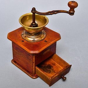 Коллекционная ручная механическая Кофемолка «PeDe» Голландия, 50-е гг. ХХ века.