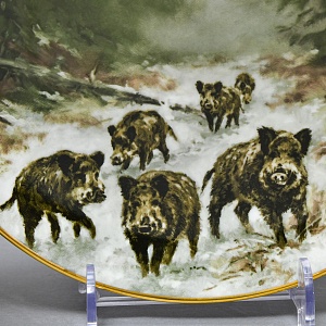 Коллекционная Фарфоровая Тарелка - Блюдо «Дикая Природа. Семья кабанов зимой»  KAISER Германия.