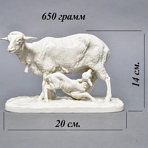 Коллекционная Фарфоровая статуэтка «Овца с ягненком», Nymphenburg Германия, середина ХХ века.