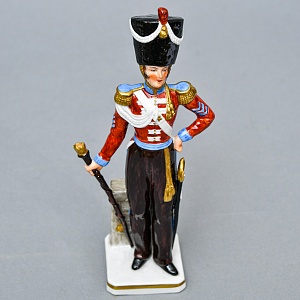 Коллекционная Фарфоровая статуэтка «Солдаты Британской армии. Тамбур - майор», SITZENDORF Германия.