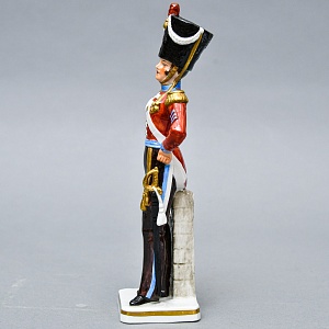 Коллекционная Фарфоровая статуэтка «Солдаты Британской армии. Тамбур - майор», SITZENDORF Германия.
