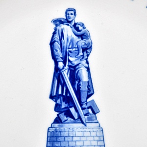 Редкость! Коллекционная Фарфоровая Тарелка - Блюдо «Воин Освободитель»,  MEISSEN  Германия -1975 г.