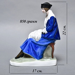 Антикварная фарфоровая статуэтка «Дама с горностаевой муфтой», Fraureuth Германия, 1919 - 1926 годы. 