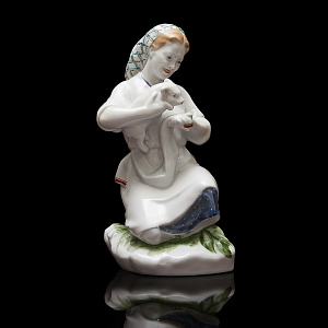 Редкость! Авторская Фарфоровая статуэтка «Свинарка с поросенком», СССР ЛФЗ - 1953 год.