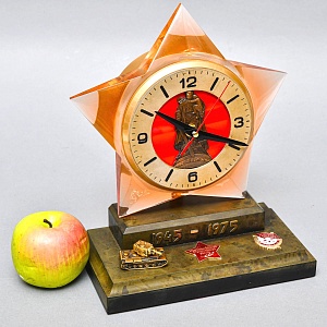 Памятные Кварцевые Настольные Часы «Звезда Победы - ХХХ лет» СССР - 1975 год. 