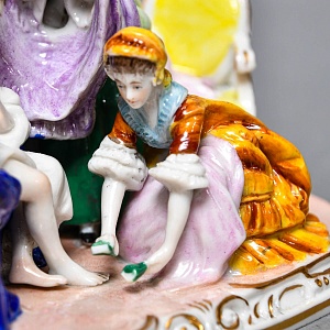 Миниатюрная Фарфоровая статуэтка «Утренние одевания», Scheibe Alsbach Германия, первая половина ХХ в. 