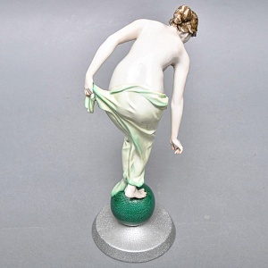 Антикварная Фарфоровая статуэтка «Обнаженная девушка на шаре», Rosenthal Германия - 1935 год. 