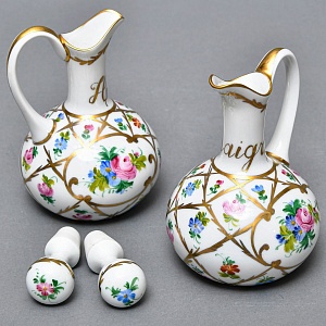 Винтажный Фарфоровый набор Два Соусника на подносе «Цветочная россыпь», Limoges Франция.